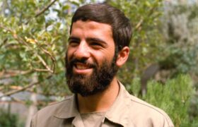 سردار شهید علیرضا عاصمی در حال آماده سازی جهت برش جاده خندق